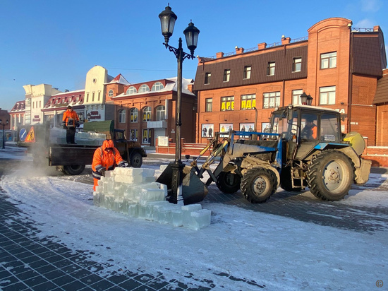 Лед для строительства новогоднего городка привезли в Барнаул