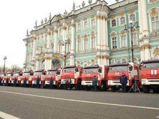 Глава МЧС передал 35 единиц техники петербургским пожарным