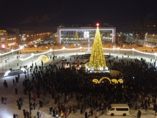 В Якутске зажглась первая новогодняя елка страны