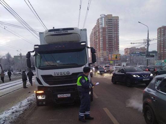 В Туле на проспекте Ленина образовалась пробка из-за ДТП с грузовиком