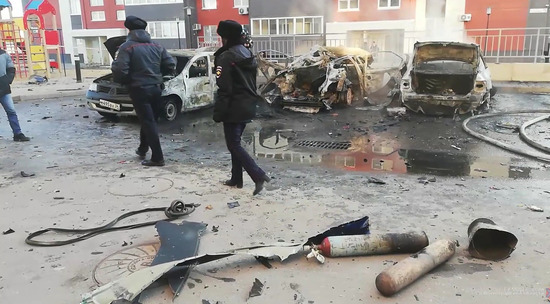 В Волгограде на стоянке сгорели четыре машины, погиб ребенок: видео