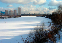 Пожилой мужчина погиб, провалившись под лед на водоеме на северо-западе Москвы