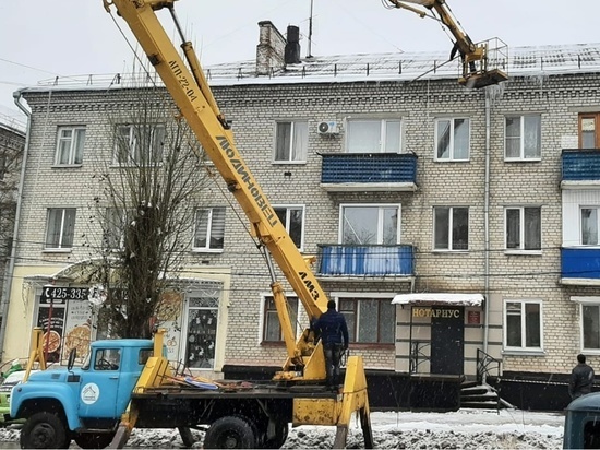 Коммунальщиков в Брянской области заставили сбить сосульки с крыши