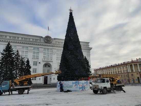 Завершилась сборка главной елки в центре Кемерова