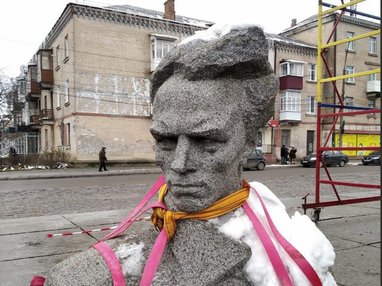 На Украине снесли памятник автору «Как закалялась сталь» Николаю Островскому