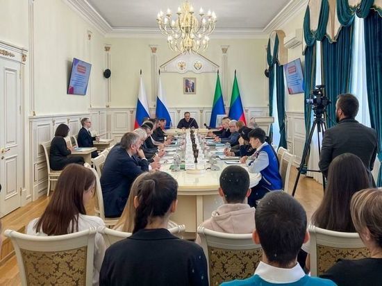 Глава Дагестана встретился с представителями движения молодёжи