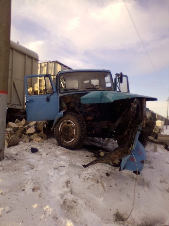 Появились фотографии с места столкновения поезда и грузовика в Тверской области
