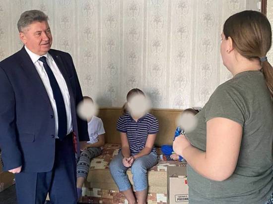 В день рождения партии Алексей Анохин навестил многодетную семью