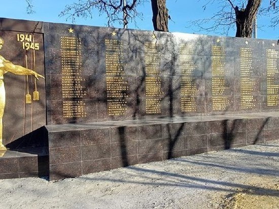 Строители из Пятигорска отремонтировали памятник в ЛНР
