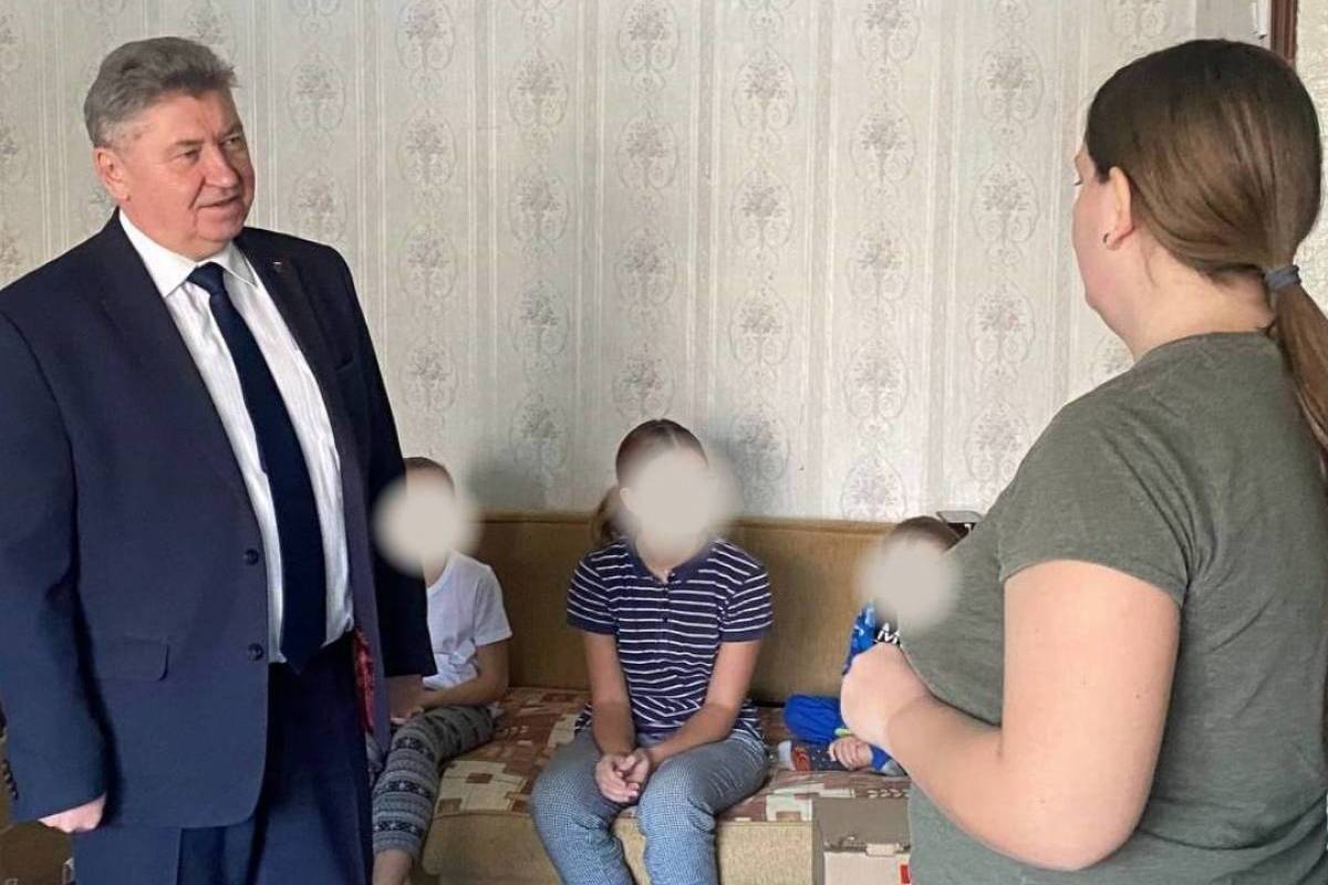 В день рождения партии Алексей Анохин навестил многодетную семью