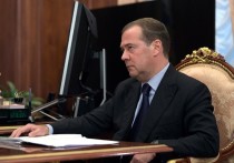 Замглавы Совбеза РФ, председатель "Единой России" Дмитрий Медведев заявил на встрече с меценатами, что Запад захотел "столкнуть два близких народа", чтобы "ограничить развитие России" и сдержать ее потенциал