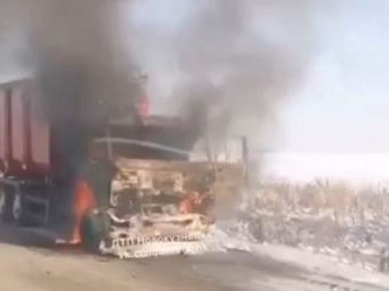 Мусоровоз вспыхнул и обгорел на кузбасской трассе