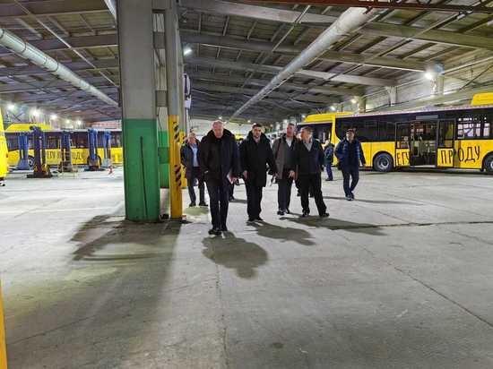 В Ноябрьске повышающие качество обслуживания пассажиров автобусов практики оценили перевозчики со всего Ямала
