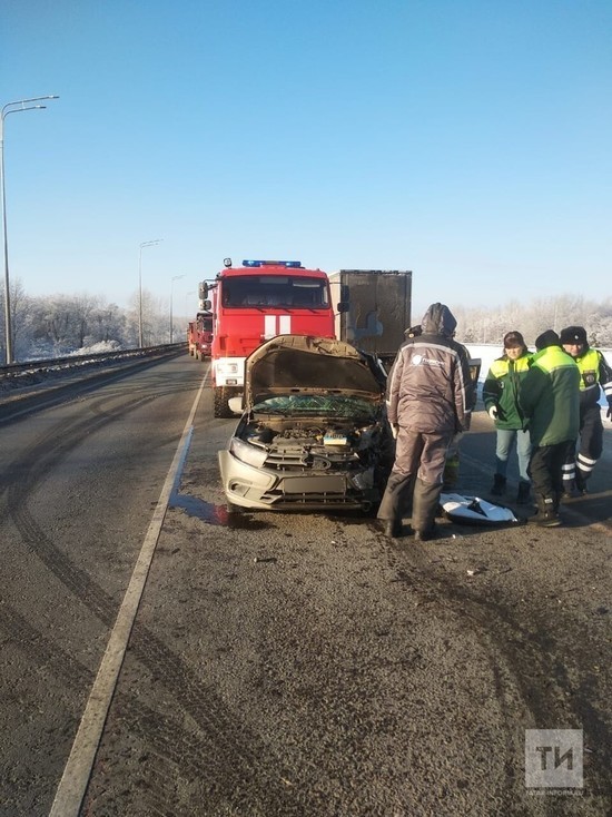 В столкновении легкового авто с грузовиком в Татарстане есть пострадавший