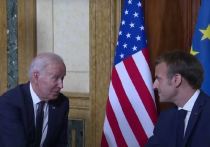 Во время встречи президенты США и Франции Джо Байден и Эммануэль Макрон подарками