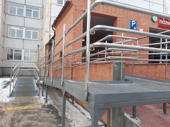 Новый пандус установили во входной зоне здания детской поликлиники Петрозаводска