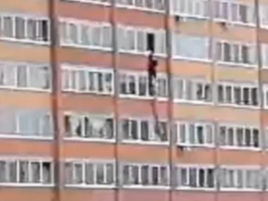 Мужчина упал с высоты при попытке спуститься с пятого этажа по веревке в Новосибирске