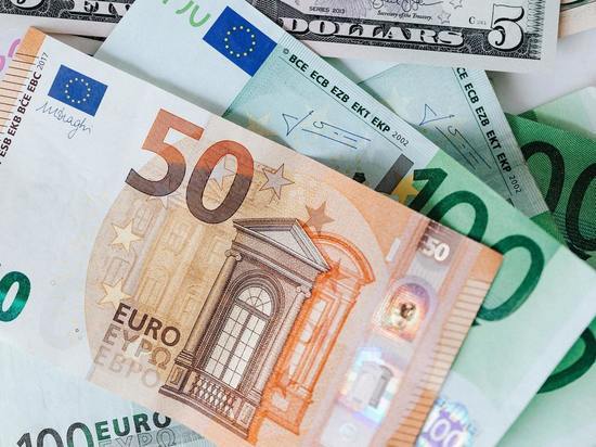 Курс евро на Мосбирже превысил 65 руб. впервые с 7 июля