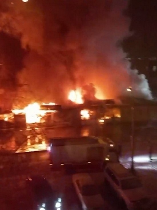 16 торговых павильонов в Минусинске Красноярского края сгорели из-за короткого замыкания