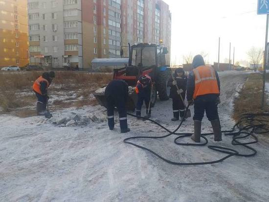 Лёд начали убирать на улице Усуглинской в Чите после фекального озера