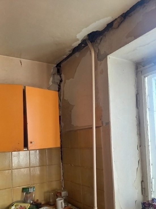 В Ярославле жители девятиэтажки бьют тревогу из-за огромных трещин в своем доме