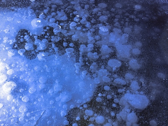Около «Лахта Центра» появился игольчатый лед и метановые пузыри
