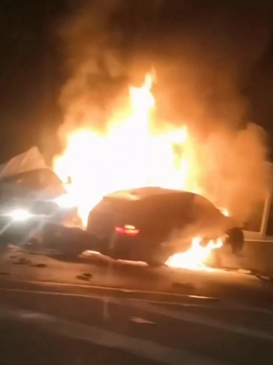 На трассе под Новороссийском после ДТП вспыхнули два автомобиля