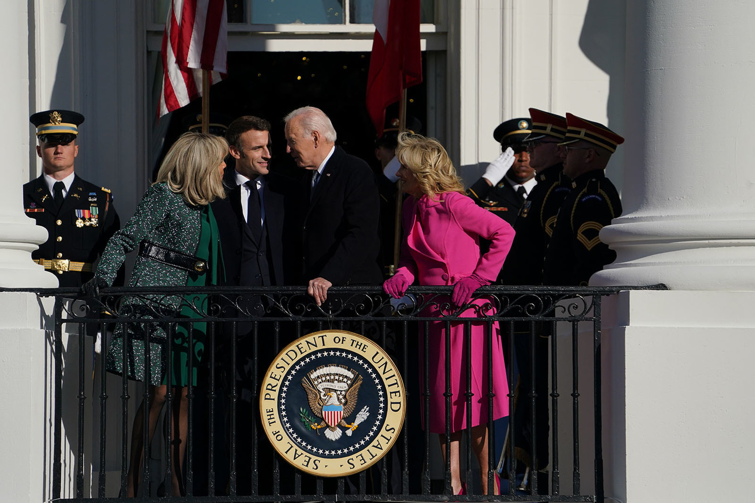 The tenderness of Macron and Biden embarrassed the wives of the presidents: footage of strange hugs