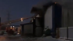 В ЯНАО загорелся склад с газовыми баллонами: видео