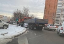 Сегодня, утром 2 декабря, на съезде с улицы Вознесенского на улицу Рязанскую произошло дорожно-транспортное происшествие с участием грузового автомобиля марки "MAN" и легковушки "Mitsubishi"
