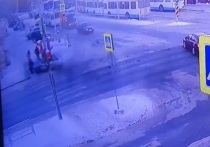 В Екатеринбурге 2 декабря на пересечении улиц Бакинских Комиссаров и Коммунистической произошло столкновение автомобилей «Шевроле Круз» и «ВАЗ-2114»