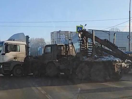 В Пензе два большегруза не смогли поделить дорогу