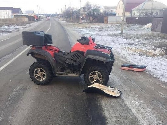 В Рамонском районе под Воронежем 21-летний водитель квадроцикла отправился в больницу после опрокидывания ТС