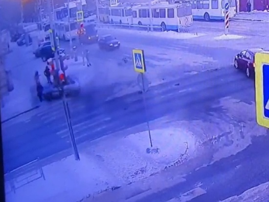 Машина после ДТП в Екатеринбурге сбила пенсионерку, протащив ее десять метров