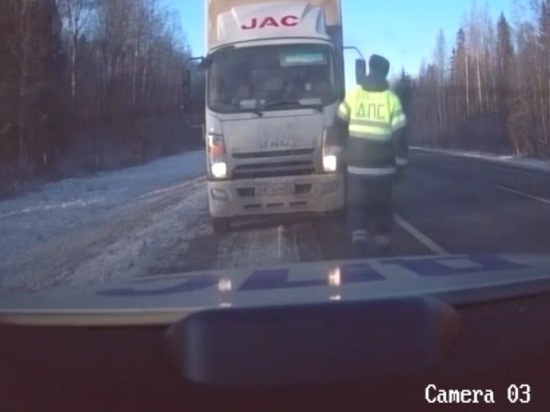 В Вологодском районе остановили грузовик, которым управляла маленькая девочка, сидящая у отца на коленях
