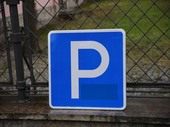 В Петербурге в качестве эксперимента разрешат парковаться по обеим сторонам узких улиц
