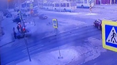 Появилось видео, как ВАЗ-2114 сбивает пенсионерку в Екатеринбурге