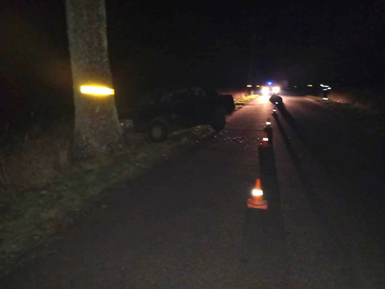 Молодой человек врезался в дерево по дороге в Рассвет