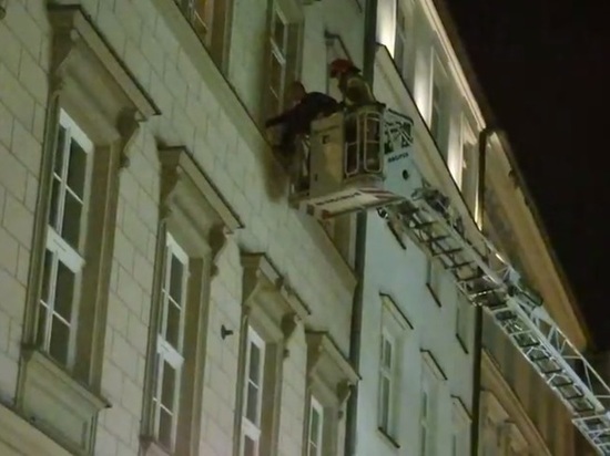 В Кракове полиция была вынуждена воспользоваться высотным краном, чтобы выселить из квартиры украинских беженцев