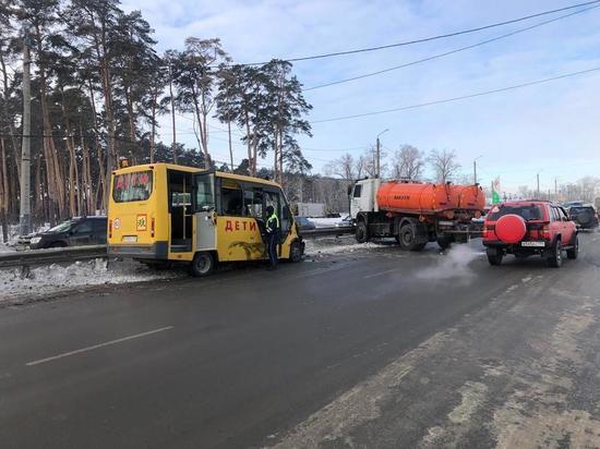 В Челябинске грузовик врезался в школьный автобус
