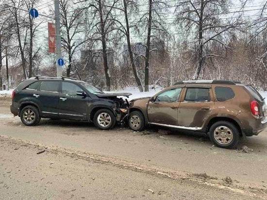В Ижевске утром 1 декабря столкнулись 4 легковых автомобиля