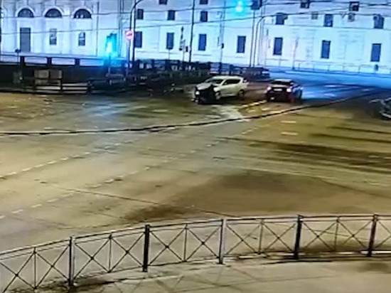 Появилось видео массового ДТП на Обводном, в котором погиб угонщик такси
