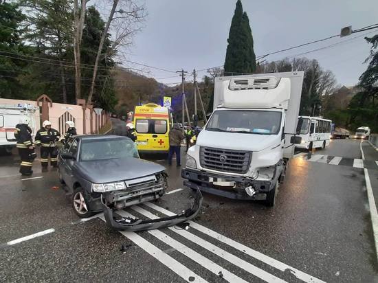 Водитель "ВАЗа" умер в "скорой" после ДТП с грузовиком в Сочи