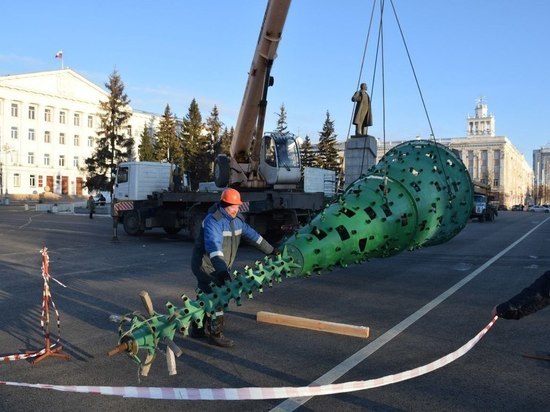 Начали устанавливать главную елку Кургана