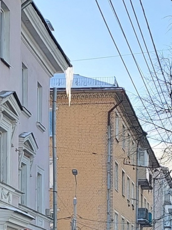 На улице Лизы Чайкиной в Твери огромные сосульки свисают с крыши над тротуаром
