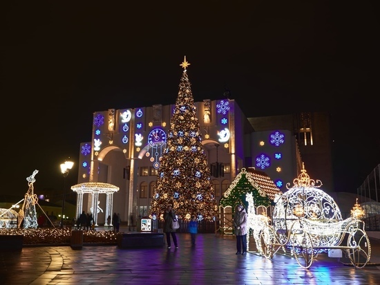 Новогоднюю елку на Театральной площади в Курске украсят прошлогодними игрушками