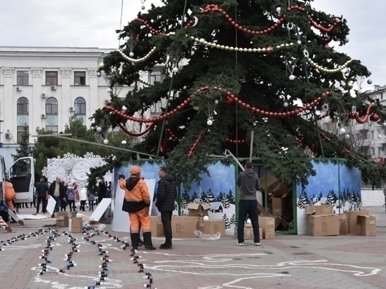 В Крыму приступили к установке главной новогодней ели полуострова
