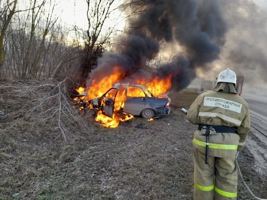 В Курской области легковушка Lada врезалась в дерево и загорелась
