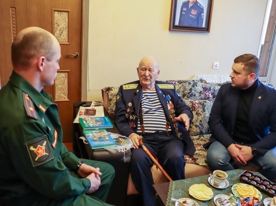 Герой СВО из Курска навестил ветерана Великой Отечественной войны