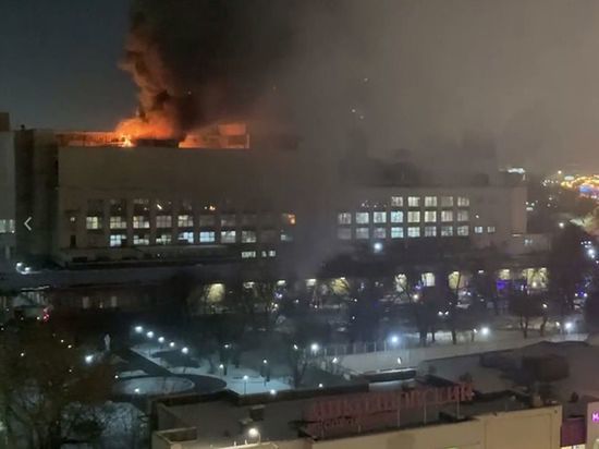 С горящего склада Микояновского мясокомбината эвакуировано 12 человек